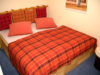 das Bett im Schlafbereich des Fereinhauses